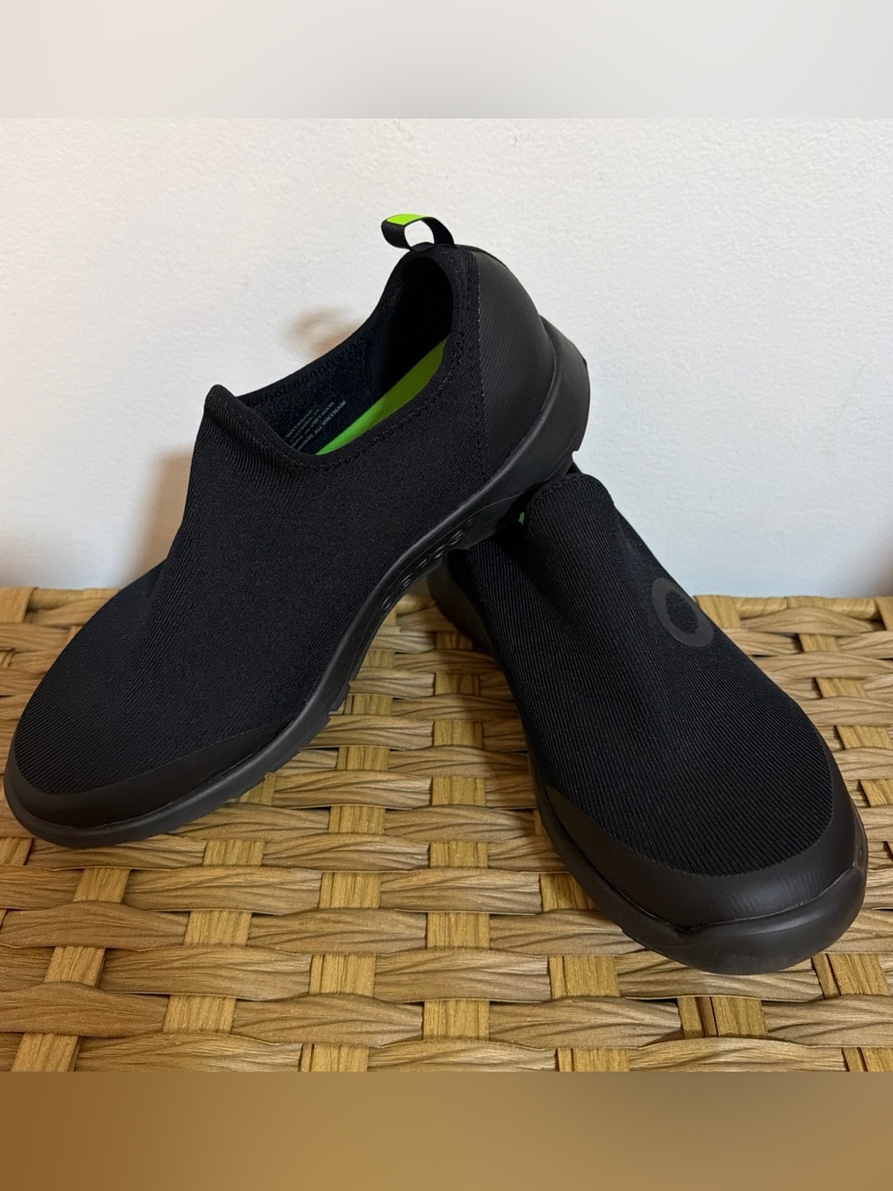 OOFOS OOmg eeZee Low Recovery Shoes Women’s 11 Black Knit Slip On Athletic